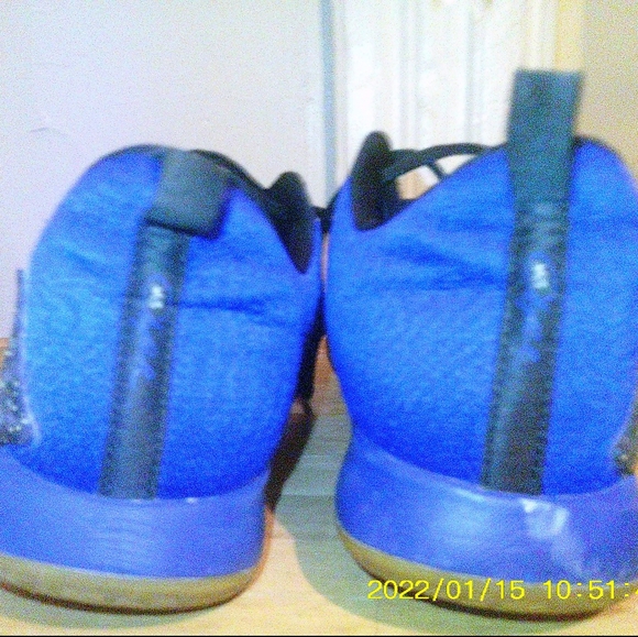 Blue Jordan shoes size 7y - Picture 3 of 4